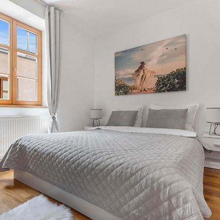 Charming Apartment In The Heart Of บราติสลาวา ภายนอก รูปภาพ