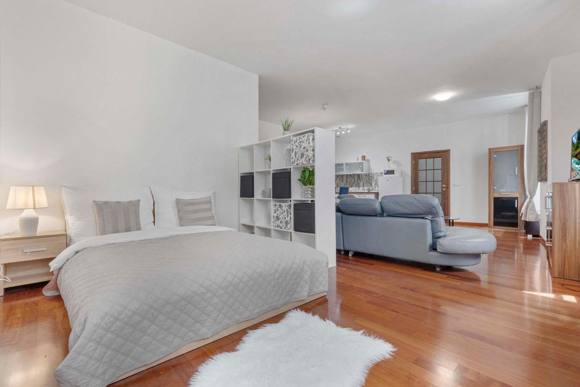 Charming Apartment In The Heart Of บราติสลาวา ภายนอก รูปภาพ