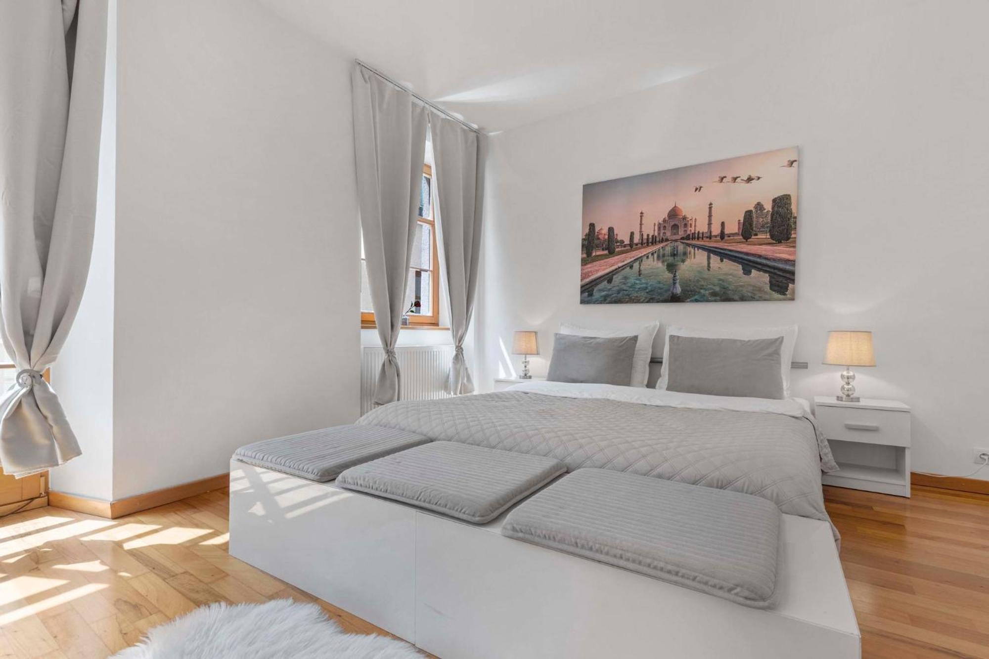 Charming Apartment In The Heart Of บราติสลาวา ภายนอก รูปภาพ