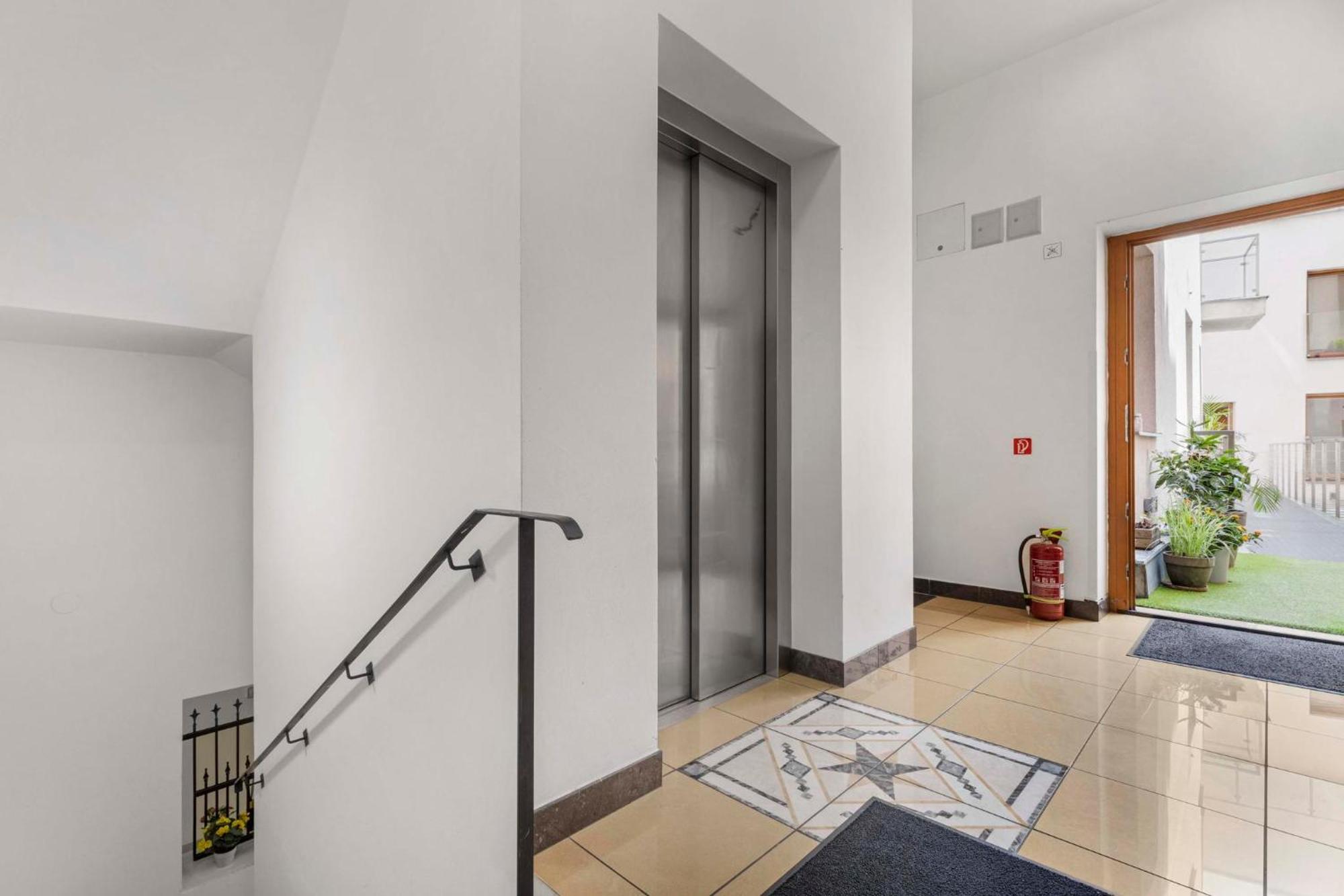 Charming Apartment In The Heart Of บราติสลาวา ภายนอก รูปภาพ