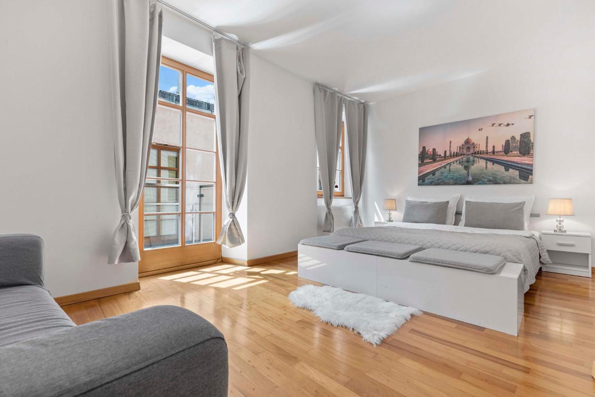 Charming Apartment In The Heart Of บราติสลาวา ภายนอก รูปภาพ